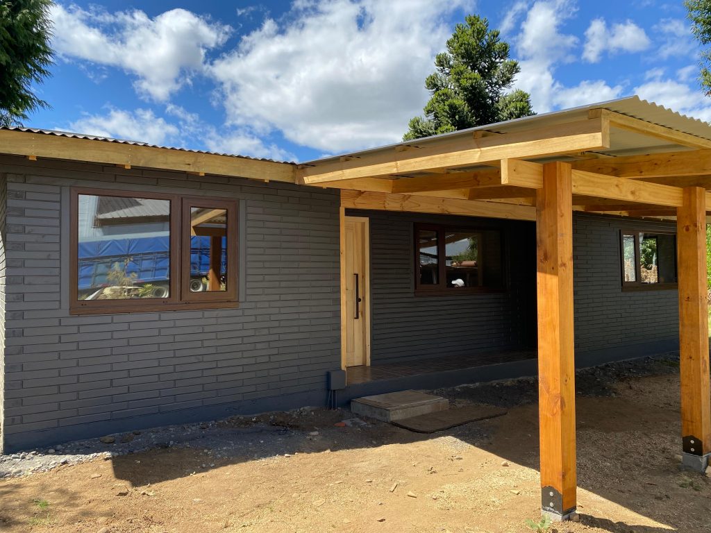 Fachada y acceso principal de casa de madera en Gorbea construida con Sistema BMEada - Casa Gorbea, Chile - Sistema BME®